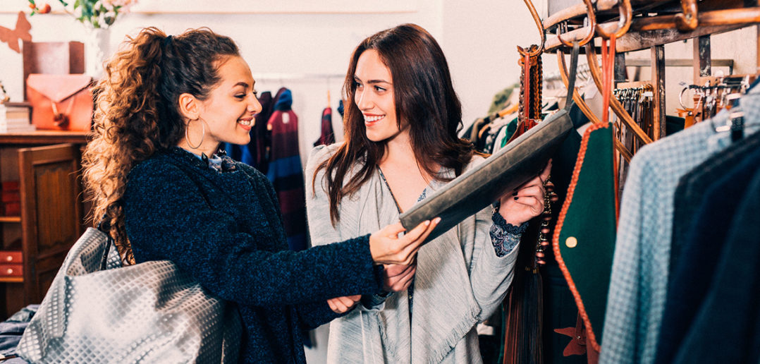 Friends Shopping © filadendron/GettyImages