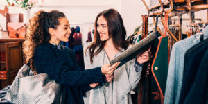 Friends Shopping © filadendron/GettyImages