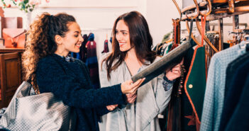 Friends Shopping © filadendron/GettyImages