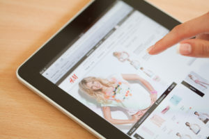 Online shopping with ipad at H&M Store © deepblue4you/GettyImages