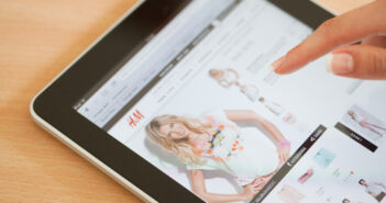 Online shopping with ipad at H&M Store © deepblue4you/GettyImages