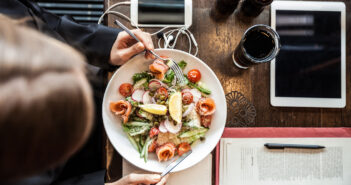 Business woman having a break in a restaurant © LeoPatrizi/GettyImages