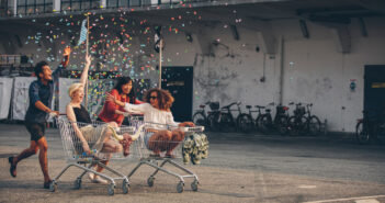 Multiethnic young people racing with shopping trolleys © jacoblund/GettyImages